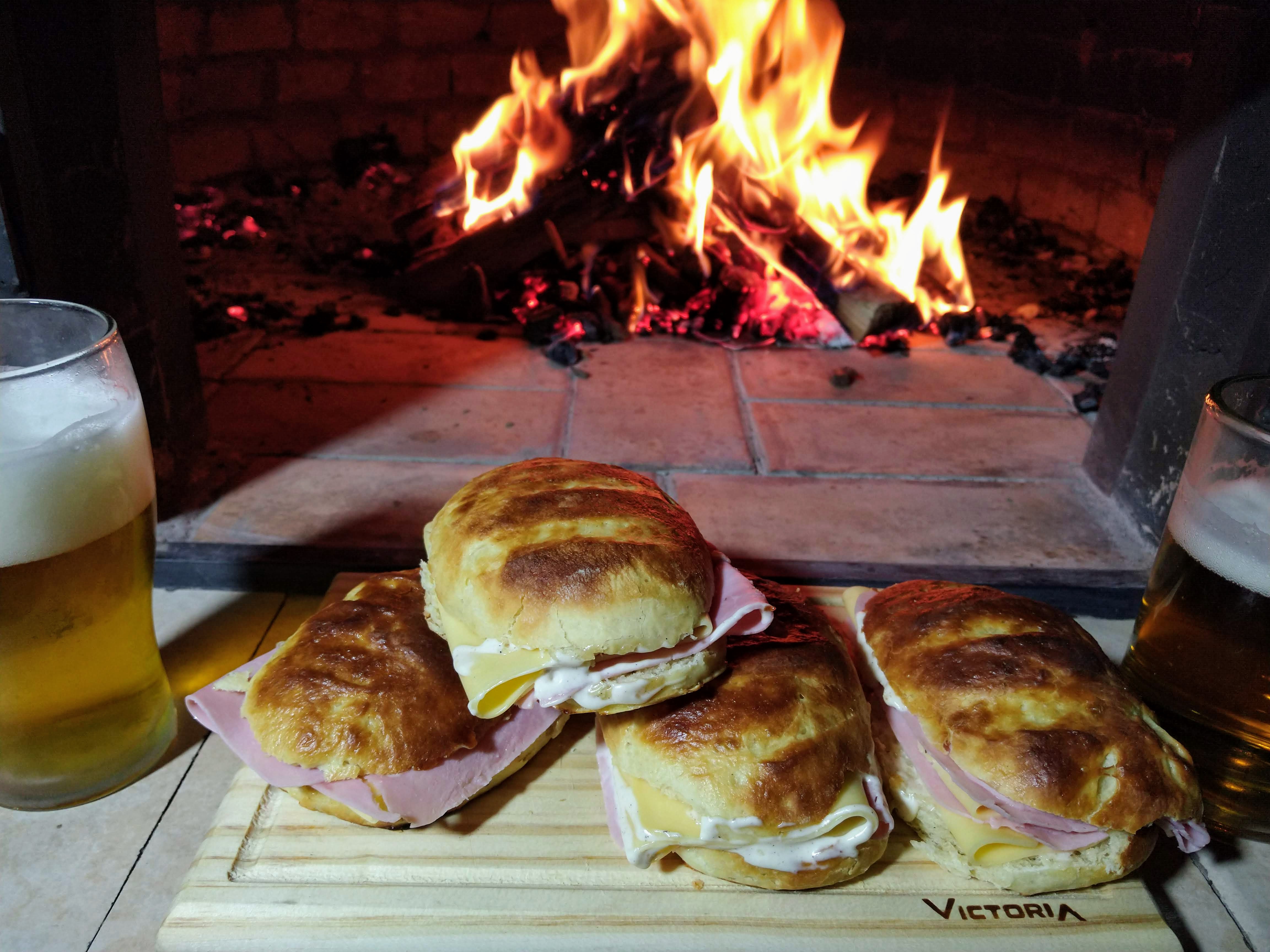 mujeres comiendo pizza