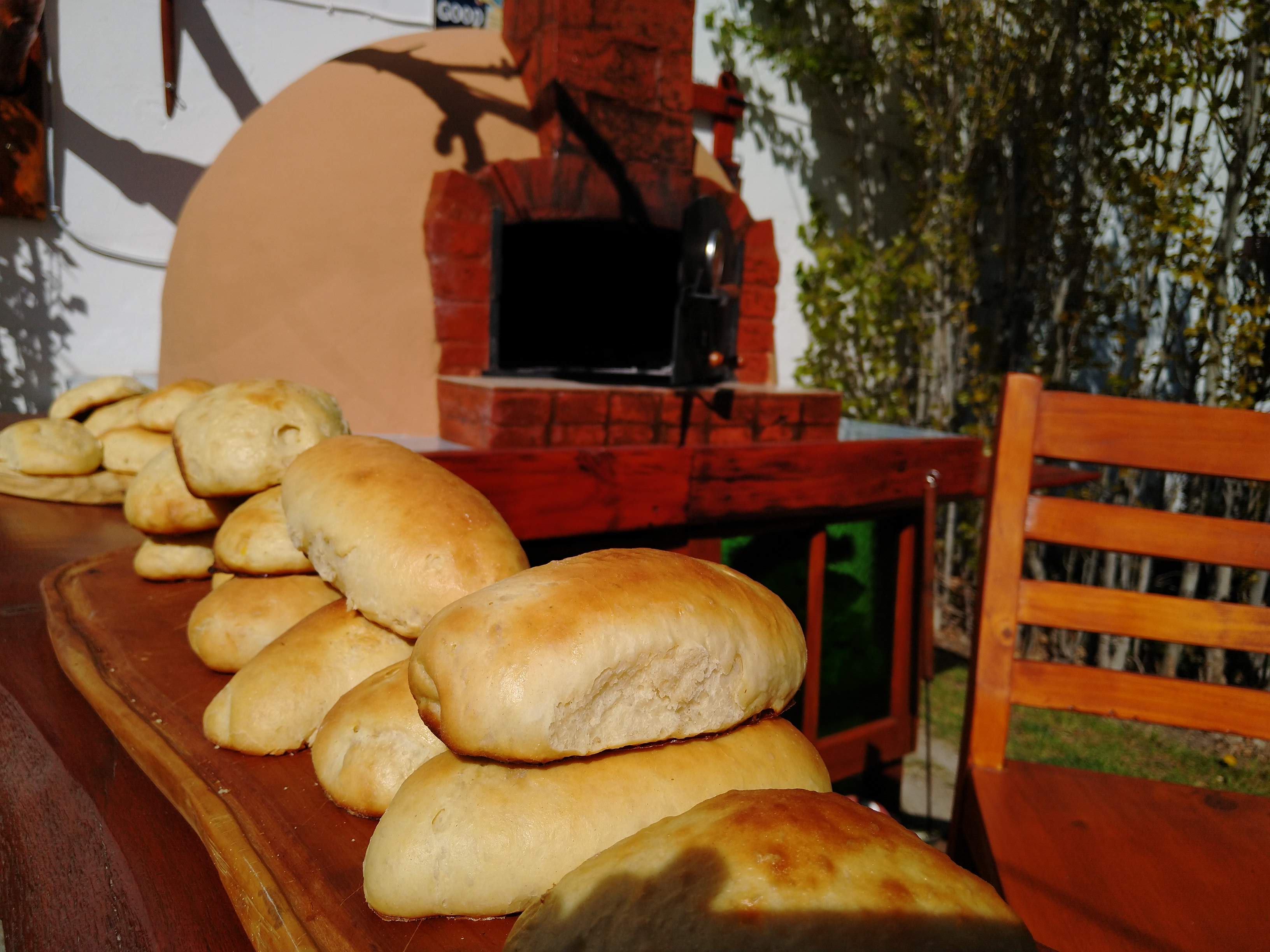 mujer comiendo pizza